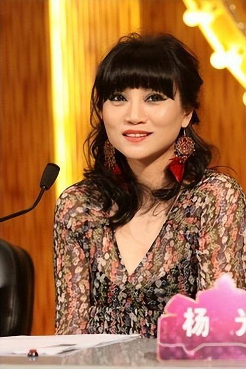 著名歌手朱桦，曾婉拒费翔的追求，照顾患病母亲，如今仍旧单身