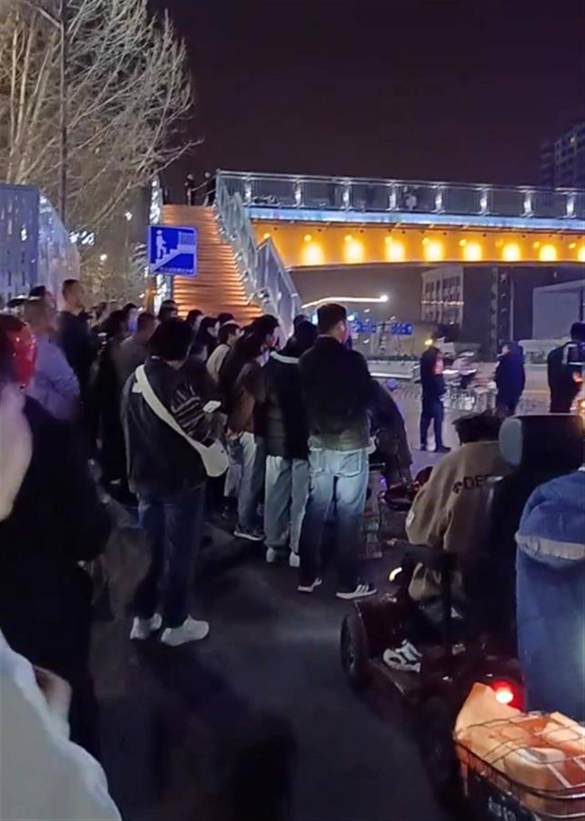 临汾一男子过天桥从楼梯滚落身亡,多方回应
