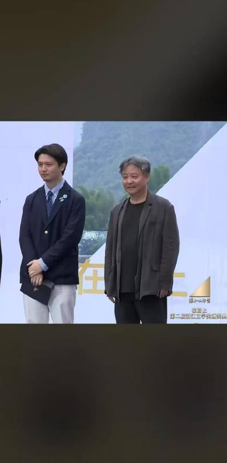 “初恋在读博时去世”，湖北小伙领奖台上讲述自己的爱情故事感动全网