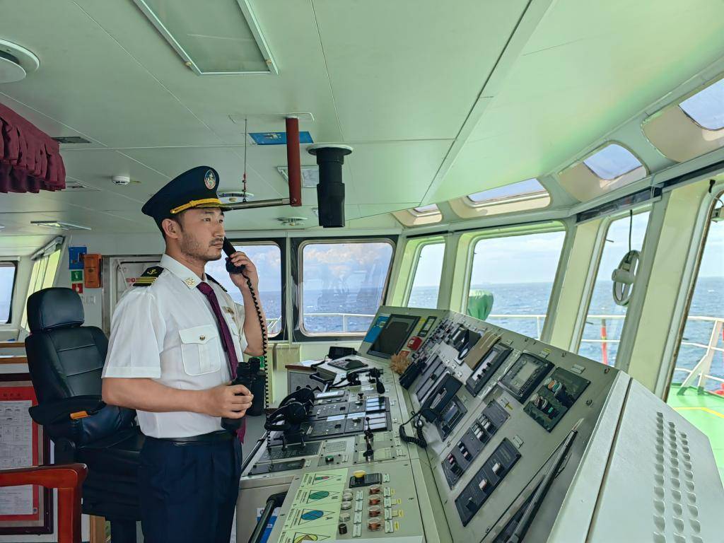 新华鲜报丨踏浪而行！第15个海员日致敬海上贸易“守护人”