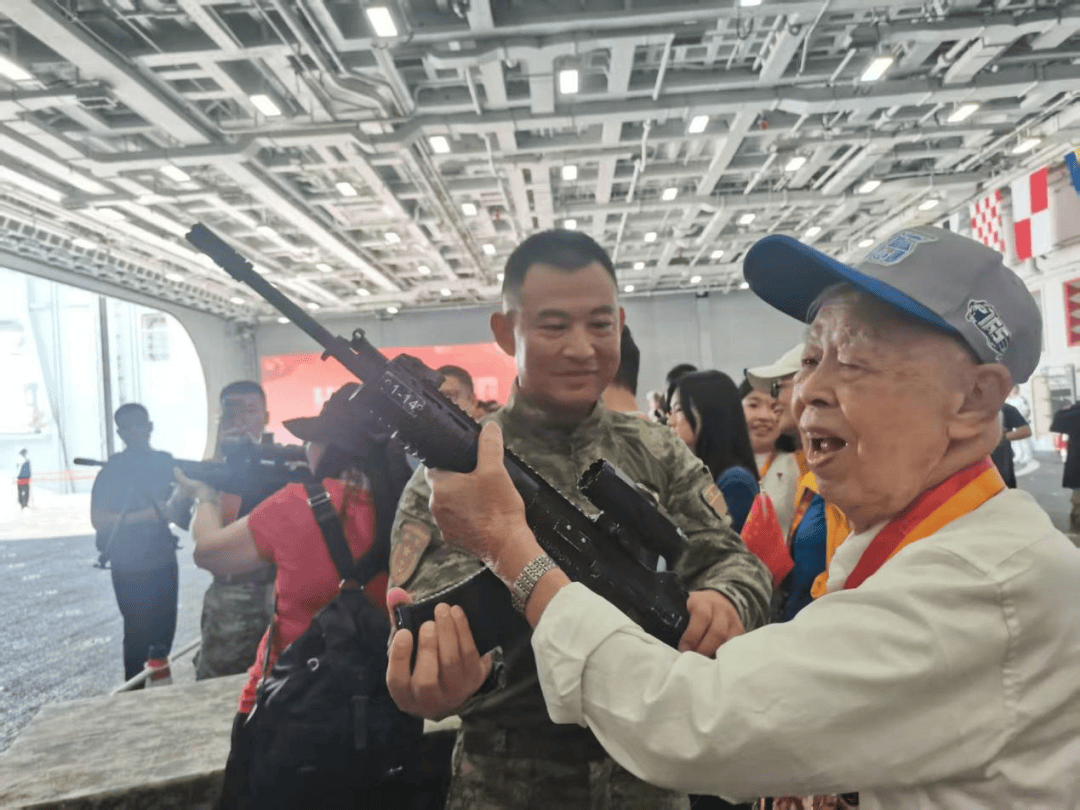 这6位与总书记握手的老战士是谁?