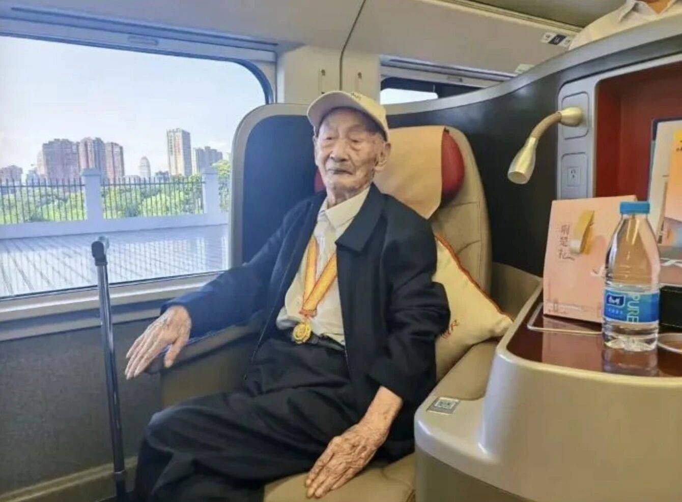 这6位与总书记握手的老战士是谁?
