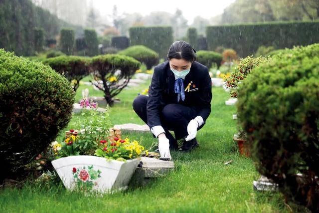 “大平层墓地”，卖不动了